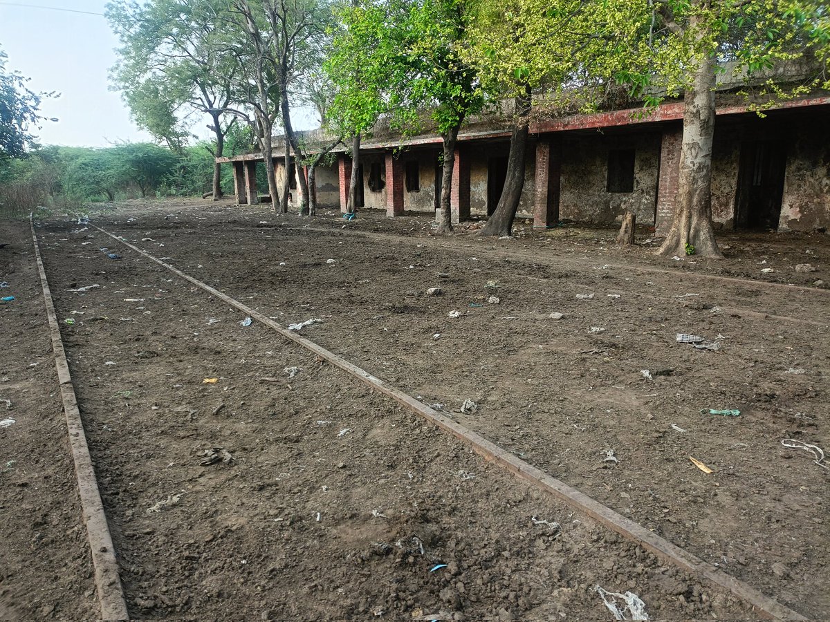 Nareshc90758941's tweet photo. Railway property (at the end of the railway line) in Ali Village, South East Delhi occupied by cow herders. Please take action.@DelhiPolice @MCD_Delhi @animalwelfareb1 @railcomplaint @RailwayNorthern @DCPSEastDelhi @CPDelhi @JaitpurSho https://t.co/fCWZSZUGrQ