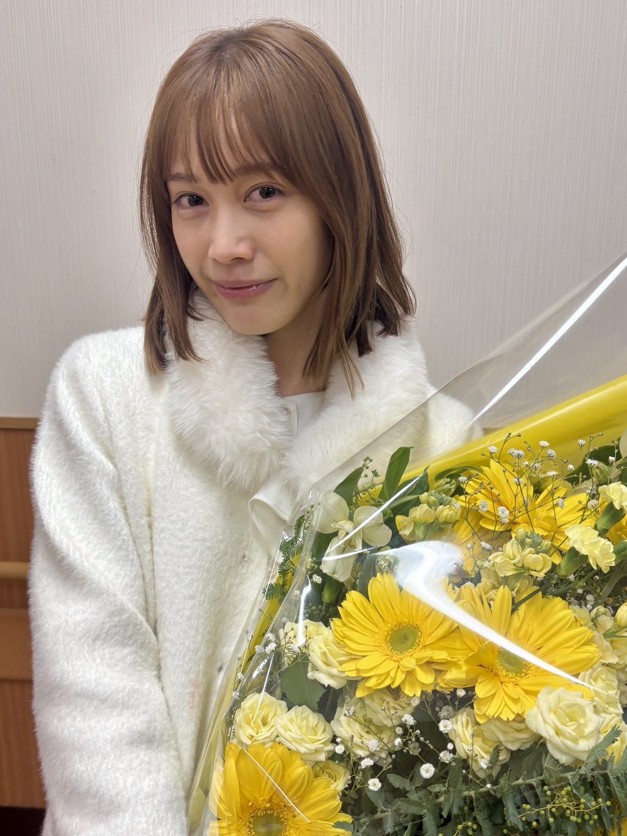 vw_kochidori's tweet photo. 「#略奪奪婚」の相葉えみるは #中村ゆりか の代表作の一つになったと思う。
昨年の11月のMOONOVAツアーファイナルの時に1月期のドラマの情報が出初めていたので2Sで話せたタイミングで「ドラマ見ます！」と言ったら「楽しみにしててっ♪」と可愛いく言われて言われた通り本当に楽しみにしていた。
出演ドラマは順番に発表され合計3作品でメインで出演する作品は「略奪奪婚」だった。
ストーリーの内容や1話のティーザーも流れて「『ギルティ』の瑠衣みたい」と言われていたけど、なんとなくそれよりももっとヤバいことになるような予感があった。
それはまだドラマの細かい情報ははっきりしていなかったけど「ギルティ」の時から年数が経っていろんな経験を重ねていることやその頃のゆりかよりも自信や強さを感じていたからだった。
（「チェイサーゲームW」出演後注目度が高まった環境の変化や重ねた経験の中には演技だけではなくゆりかにとっても大切なファンとの交流の時間やツアーまで開催した音楽活動も含まれる）
実際、えみるを演じたゆりかからは今までにないような強烈な「凄み」を感じた。

いざ放送が始まり噂通り1話からとんでもない展開で「なんかすごいな…」と思いながらも中村ゆりか演じるえみるはしっかり意地悪な嫌なやつで最悪だけど最高だった。
1話が終わり2話の予告のえみるの表情に「はっ？ゆりか全開になるの早くない？」と思って「略奪奪婚」のえみるにさらにヤバい予感を覚え、2話あたりから今までにない中村ゆりかを感じ始めてさらに先の展開が楽しみになっていった。
回を重ねるごとにえみるの鋭さが更新されて2話で見せた表情は序の口だった。（フワフワ感と鋭利さの二面性も凄かった）

ヒール役でも「自分だけは嫌いにならないでいる」と役の深いところまで理解しようとして寄り添って演じるためか、どんなにクセが強い役でも嫌いになれない部分が必ずある。
むしろクセが強ければ強いほどそれまでも愛おしく感じさせられる。
「こんな子でも本当は繊細で優しい子なんだよ」と演じながら訴えられるそんな感じに受け取ってしまう時がある。
えみるもそうだった。
えみるが壊れれば壊れるほど中村ゆりかのすごい芝居が見れるというなんとも複雑な状態でもあった。

個人的に中村ゆりかの「怒り」や「哀」の演技に惹かれることが多いので毎回イライラして怒りまくっているえみるが刺さりまくって心酔していた。
「哀」の表現も何度もあったし、「怒りの中に潜む悲しみ」の表現もゆりかの真骨頂なのでえみるの感情の乱気流は見応え抜群だった。
強気な感じで怒りまくっていてもそこには常に潜んでいる弱さや「怒りは悲しみからくる」を感じさせるものがしっかりあった。
いつも感心させられる中村ゆりかが役を演じる時に行うその役の分析やえみるに対する解像度がいつも以上に冴えているように感じた。
声色の設定、身体の動き、感情の揺れ方、極端な二面性、纏わりつくような執着等々「相葉えみるはこういう人」を見事に作り上げたと思う。
「なぜえみるがメンヘラになったか」を華麗に紹介した「えみる劇場」も最高だったしどの回も見応え十分でえみるの見せ場が必ずあったんだけど、中でも10話と11話の戦いはもう伝説級🔥⚔️🔥
特に11話はほんとに圧巻で見応え十二分。
ドラマの予告を見てあんなに興奮したのは初めてだった。
（放送後、つらつらとえみるのことを毎回書いていたけど11話はえみる愛が溢れてしまって自分でも引くほどの量を投げてしまった）

あの時「楽しみにしててっ♪」と全くえみる味もなく可愛く言っていたゆりかに「ゆりか！とんでもないじゃん！！めちゃくちゃすごかったよ！！」と伝えたい。
毎話期待値を遥かに超えてきて、ドラマが始まった時にはここまですごいものが見れるとは思っていなかった。
個人的には大大大満足で正直もっと見たかった…もう新たにえみるに会えないのが寂しい🥲
ただ歪な形でもえみるなりに幸せそうでよかった。
きっとまたすぐにえみるに会いたくなって「怒り狂ってるえみるを見て満足する」を繰り返すと思う。
10年後ぐらいのえみるがどうなっているかもちょっと怖いけど覗いてみたい…