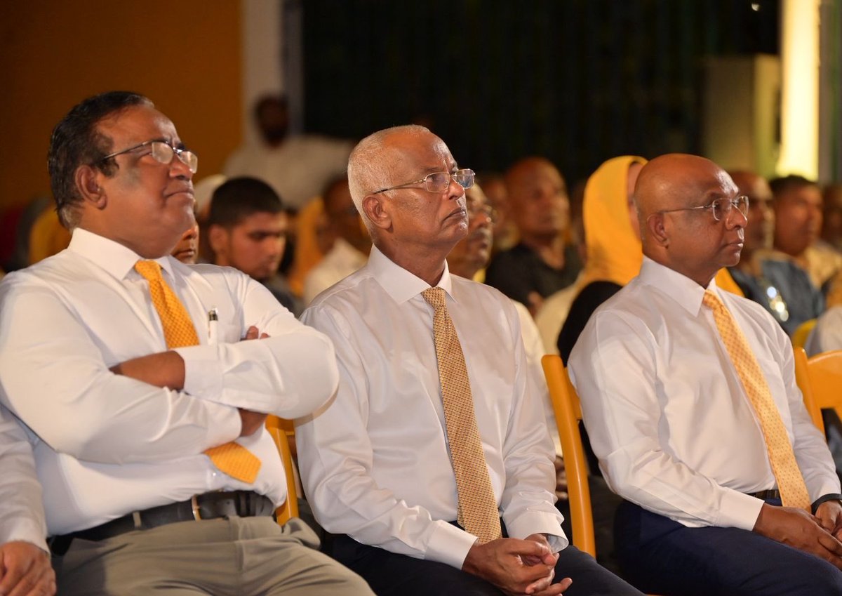 MDPSecretariat's tweet photo. އަފިރިންގެއައްޑޫ ތަސައްވަރު އިފްތިތާހު ކުރުމުގެ ޖަލްސާ ކުރިއަށް ދަނީ.

ފޯރީގައި ކުރިއަށް ދާ އައްޑޫސިޓީގެ ޖަލްސާގައި ހިތަދޫ ހަރުގެ ފުރިފައިވާއިރު މަގުމަތީގައި ތިބެގެން ވެސް ގިނަ ބަޔަކު ދަނީ މި ޖަލްސާގައި ބައިވެރިވަމުން.

ލޯކަލް ކައުންސިލްތަކާއި އ.ތ.މ ކޮމެޓީގެ އިންތިޚާބު 2026 

އެންމެންގެ ވޯޓު ތިލަފަތަށް ⚖️☑️

#HeyvallaThayyaaru
#GearUp
#LCE2026
#WDC2026
#VoteMDP