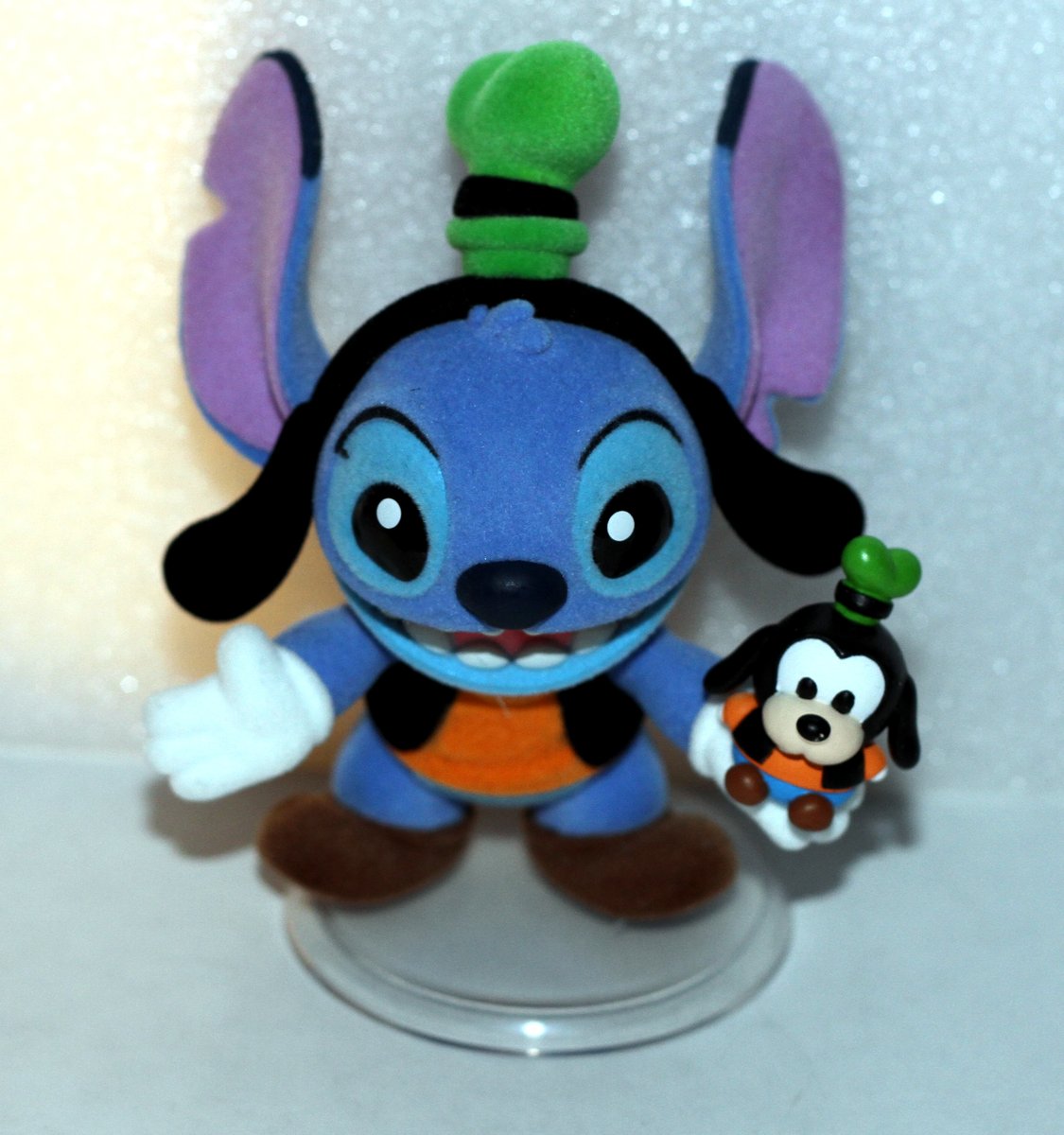ElLocoGaijin's tweet photo. #RAOK #MailCall
I couldn't flocking believe it when I opened the box and found this amazing item inside. A huge shoutout to @simshu and @BenjaminSager for giving me such a Goofy additional to my collection. Shoutout to @MiPops for facilitating the delivery and the Stitch/Goofy. https://t.co/JsLNDOCsEI