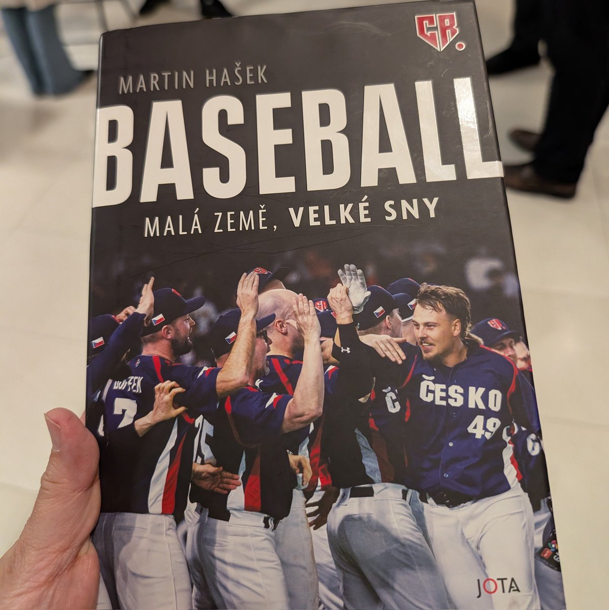 MaruskaKay's tweet photo. 野球チェコ代表チームの本。題名は『野球　小さな国、大きな夢』。読みたい！でもチェコ語で読めない…お願い、日本語に翻訳して日本で出して��！！！ https://t.co/OaLJ7nx0y8