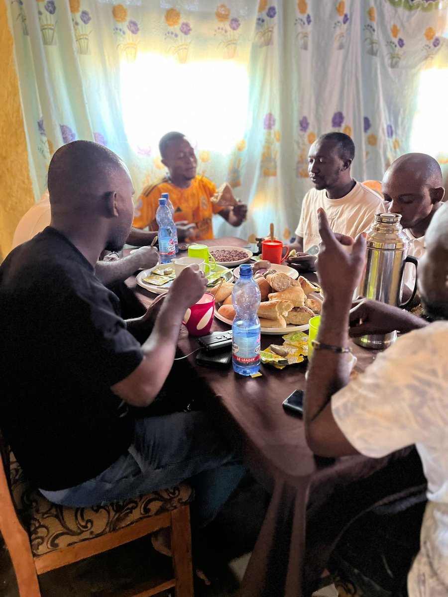 JosephNIMI34672's tweet image. Avec le temps, certains amis ne sont plus seulement des compagnons de route, ils deviennent une famille choisie, liée non par le sang, mais par les années partagées, les épreuves traversées et les souvenirs construits ensemble. 
#Épreuve #Année #Vie #Ensemble