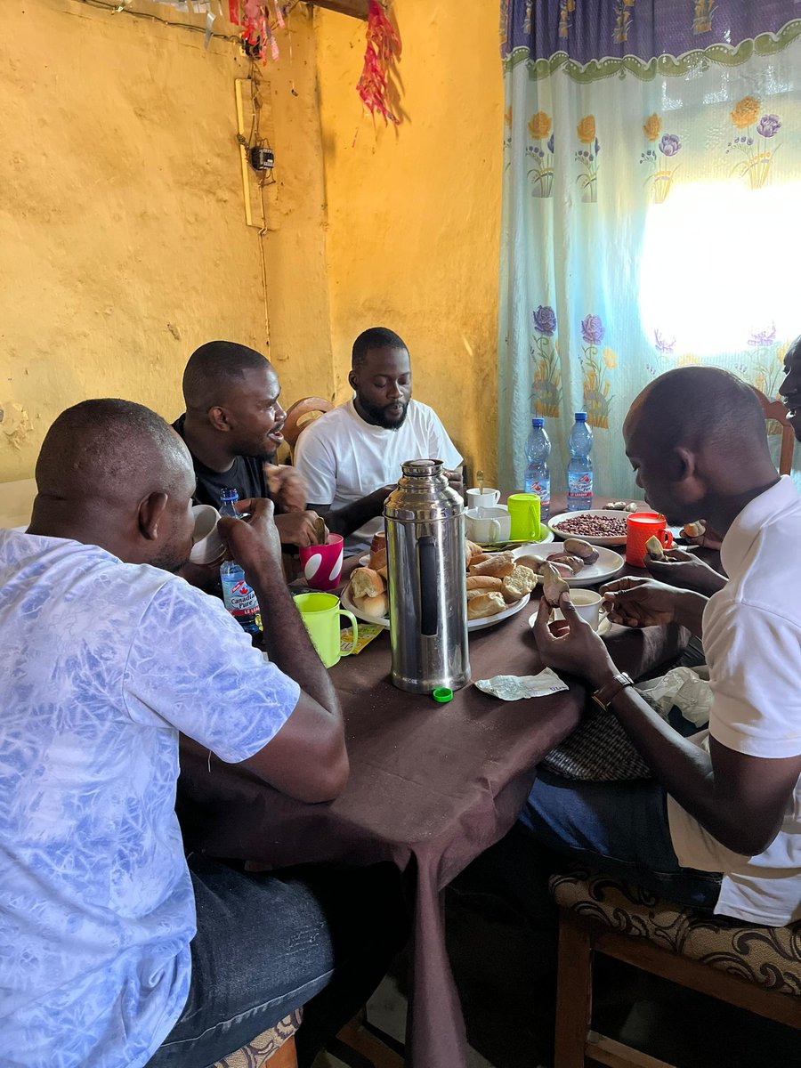 JosephNIMI34672's tweet image. Avec le temps, certains amis ne sont plus seulement des compagnons de route, ils deviennent une famille choisie, liée non par le sang, mais par les années partagées, les épreuves traversées et les souvenirs construits ensemble. 
#Épreuve #Année #Vie #Ensemble