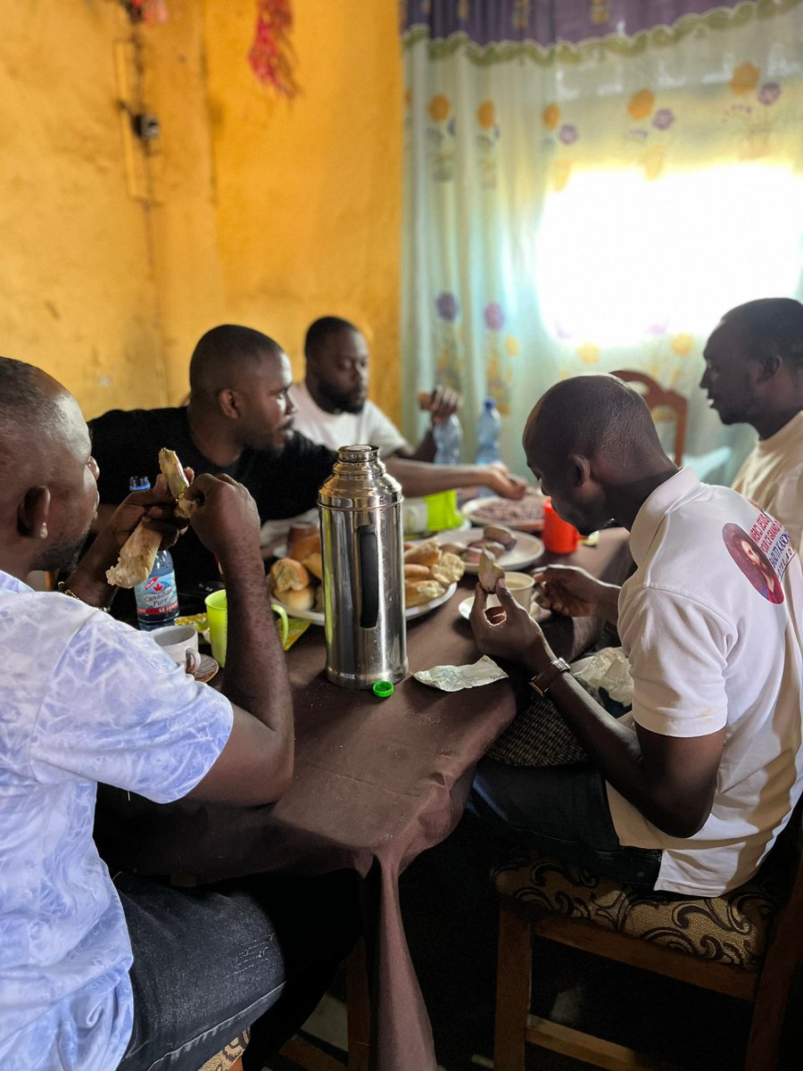 JosephNIMI34672's tweet image. Avec le temps, certains amis ne sont plus seulement des compagnons de route, ils deviennent une famille choisie, liée non par le sang, mais par les années partagées, les épreuves traversées et les souvenirs construits ensemble. 
#Épreuve #Année #Vie #Ensemble