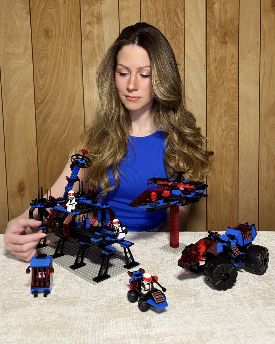 4bricksNgiggles's tweet image. 1989 LEGO Space Police I sets💙 One of my absolute favorite space series! Have 4 of the 6 sets, maybe I’ll complete it someday.

🚨Space Lock-Up Isolation Base: 6955
🚨SP-Striker: 6781
🚨Spy-Trak I: 6895
🚨Message Decoder: 6831
#lego #afol #legocollection #80s