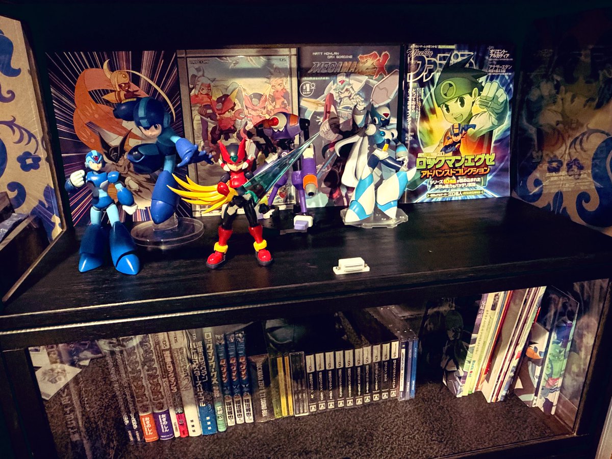 パフェコレBGM聴きながら昨日届いた棚にオタグッズ詰めてる、本類も収納できて神