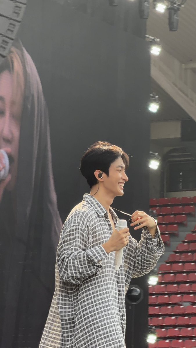 I forgot i had this dk pic from soundcheck huhuhu i miss deekaaaaaaayyyyyy aaaaaaaaa