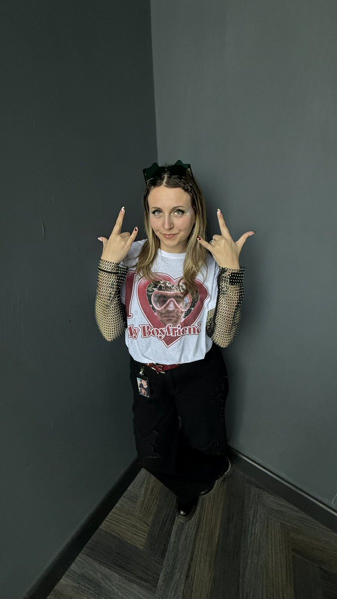 serra on tour🥀★ tweet media