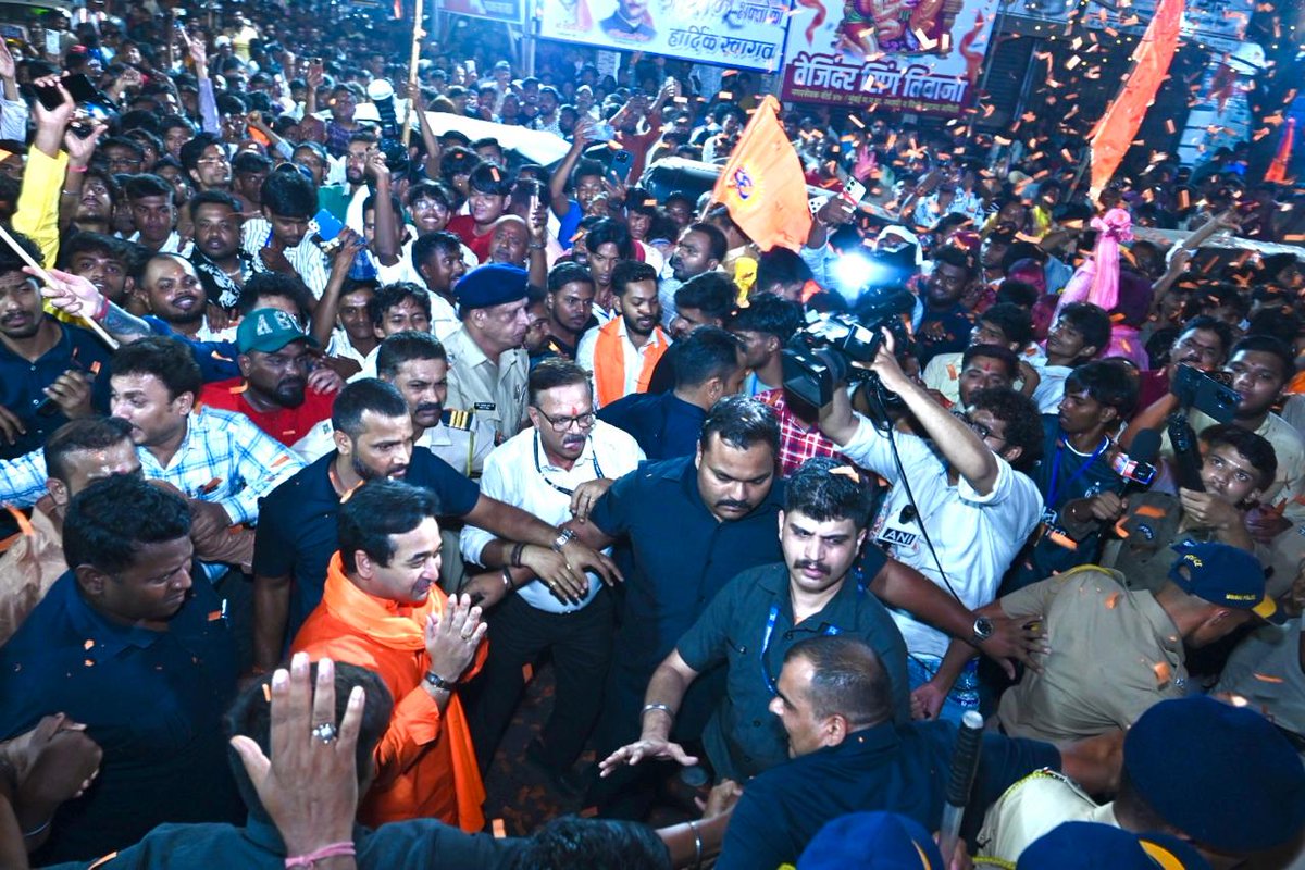 NiteshNRane's tweet photo. 📍 मालवणी, मालाड

आज सकल हिंदू समाज, मालवणी यांच्या वतीने प्रभू श्रीराम नवमी निमित्त आयोजित भव्य शोभायात्रेत सहभागी होत हिंदू बांधवांना संबोधित करण्याचा सन्मान लाभला. मालाड–मालवणी ही भगवाधाऱ्यांची ओळख आणि हिंदुत्ववादी विचारांची जाज्वल्य परंपरा जपणारी भूमी आहे. प्रत्येक हिंदू सण इथे भव्य आणि जल्लोषातच साजरा झाला पाहिजे, हीच परंपरा आहे.

आजची प्रचंड उपस्थिती पाहून हिंदू समाजाची एकता अधिक दृढ असल्याचा विश्वास वाटला.

🚩 जय श्रीराम! 🚩

#जयश्रीराम #हिंदुत्व #मालवणी #रामनवमी