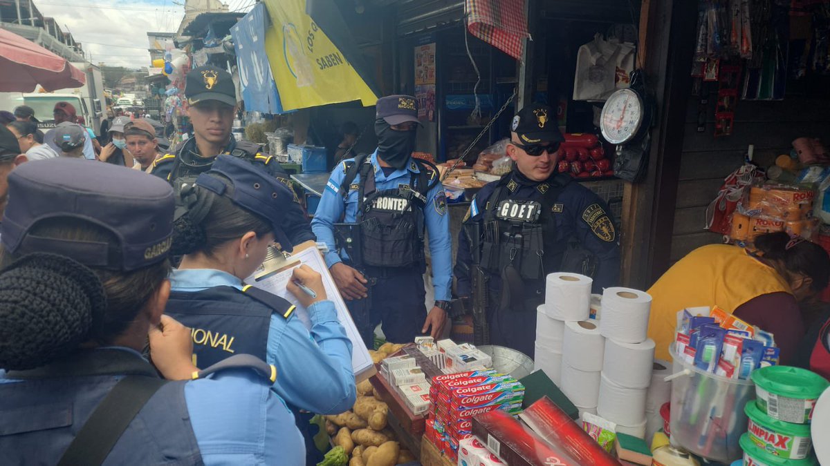 🚨#OperatividadPolicial🚨

🚔 Funcionarios fronterizos dan inicio a una masiva operación en los mercados de Comayagüela, liderada por la Dirección Nacional de Servicios Policiales Fronterizos, con el fin de inspeccionar y decomisar mercancía que no cumple con la normativa legal.