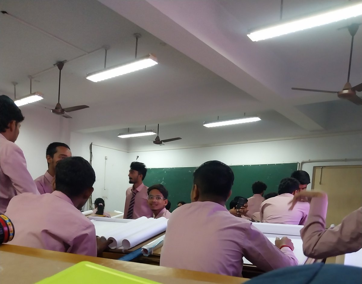 gauravme27's tweet image. Everyone in my class bonding with each other and making memories 

Me in my head - Kin chutiyon k bich phas gya mai 😭😭

Ps gotta deal with em for 4 yrs 😐
#college #undergrad #life #tragedy