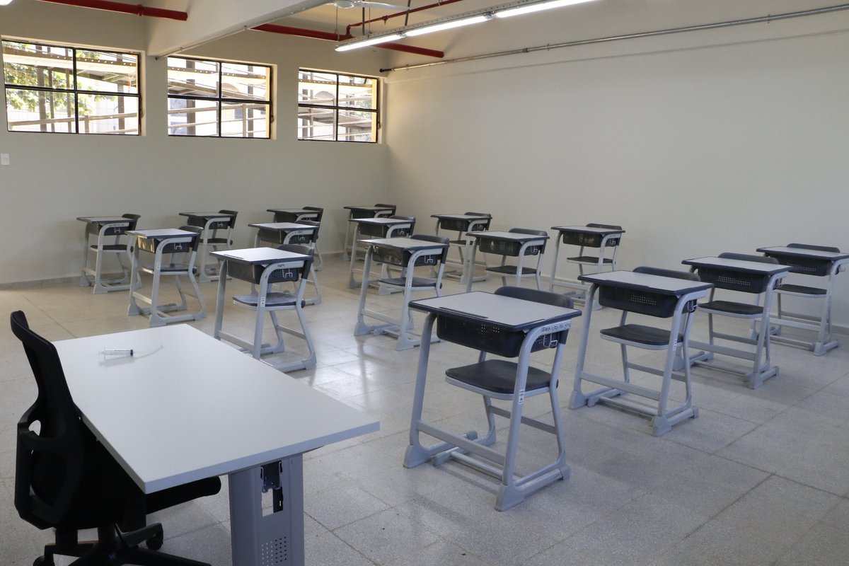 MECpy's tweet photo. Transformamos el presente para asegurar el futuro de nuestra educación 📚

Constatamos importantes avances en las obras de remozamiento integral de la infraestructura del emblemático Colegio Nacional de la Capital 🏫. https://t.co/HdSUO8r8dc
