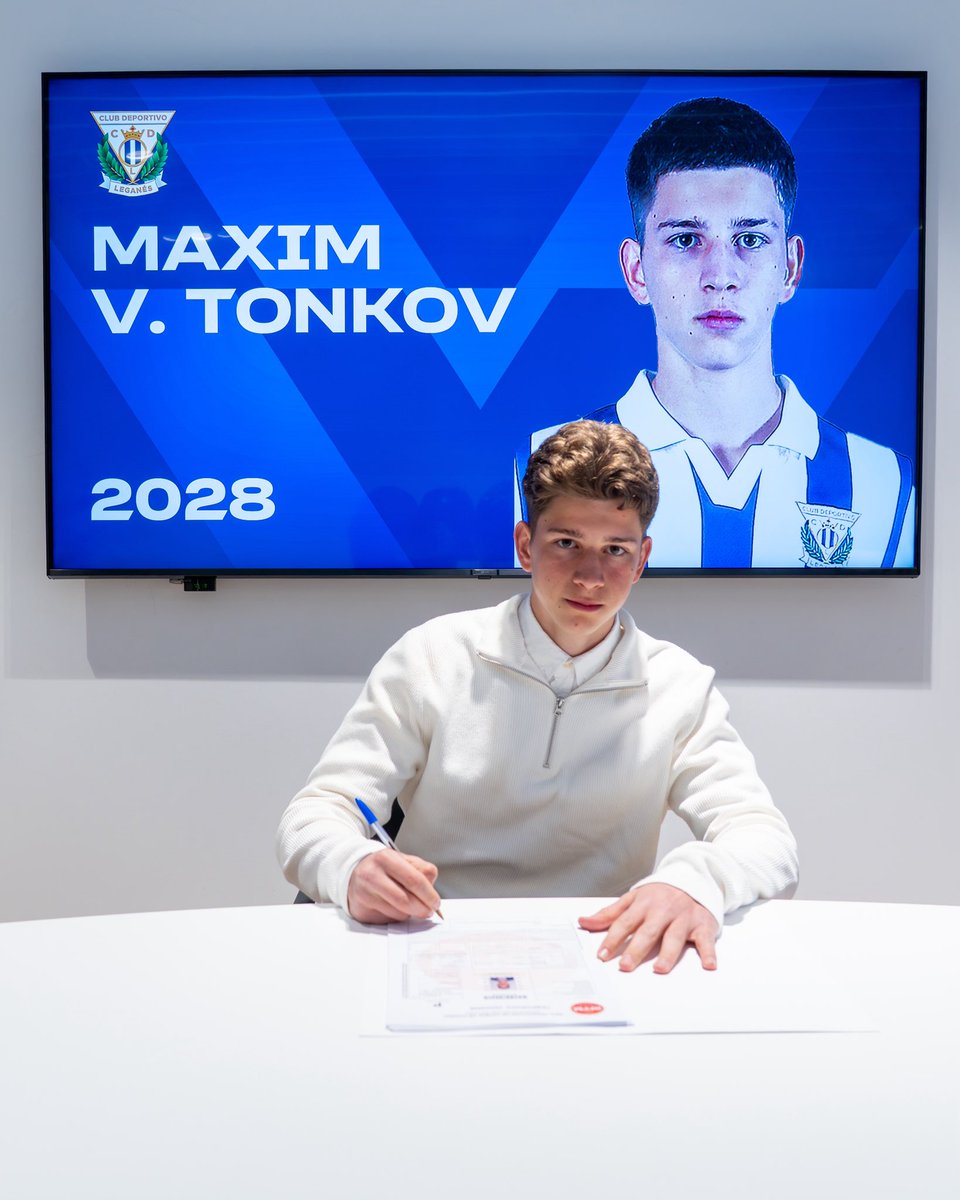 ✍️⚪️🔵 El canterano Maxim V. Tonkov firma su primer contrato profesional con el C.D. Leganés.

#CanteraPepinera ▽
