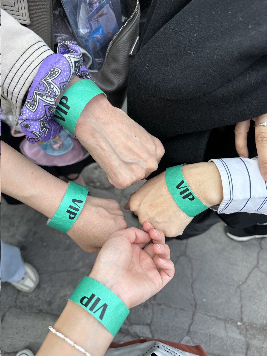 メキシコ公演終了してホテルに戻ったのは24時前だったと思います。
それで翌日は7時には空港へ。
そして昨日もホテル着は夜22時半頃なのかな?
グク、ほとんど休めていないと思う。
本来はチリ公演は27日だったのに、会場のダブルブッキングで26日に変更。