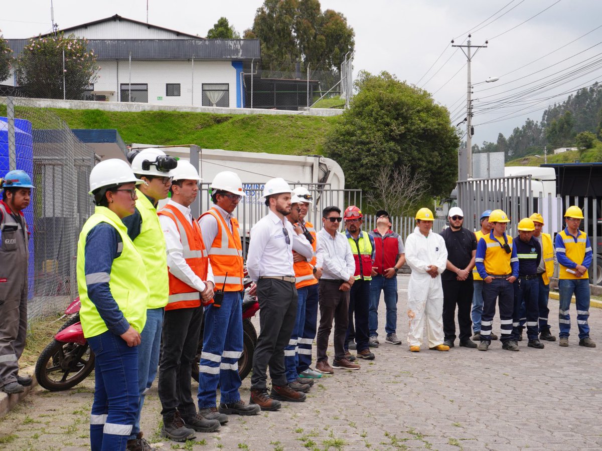 ARCH_Ec's tweet photo. @Christianpuent @lacentralec @tecruminahui En la planta de #Duragas la delegación participó en el simulacro interinstitucional de emergencia de la planta de envasado. El Director @Christianpuent verificó los procedimientos de evacuación y las acciones inmediatas que se ejecutan durante una emergencia operativa. 🧯🚒 https://t.co/onENVI0CM1