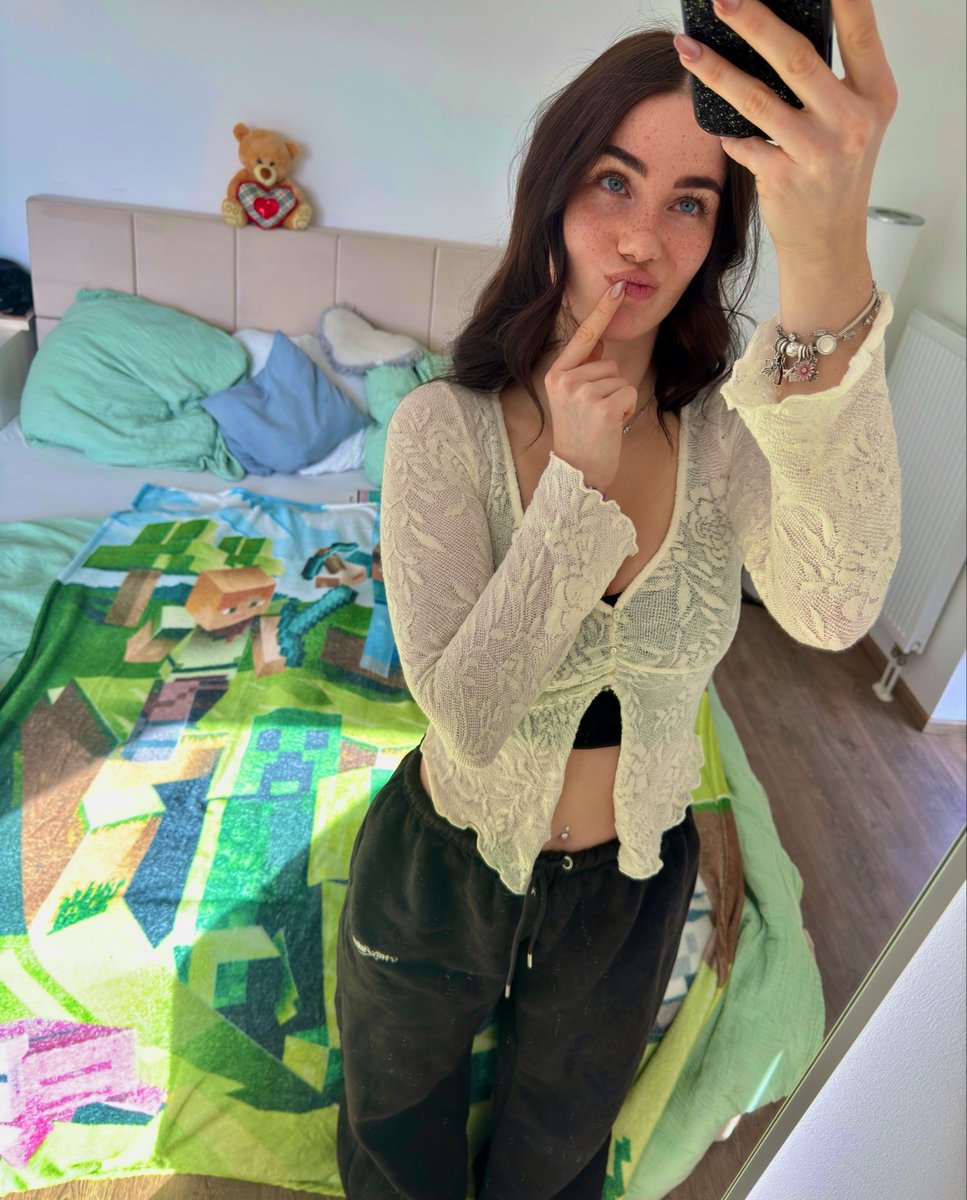 fayesxh's tweet photo. Mein ex meinte ich bin ihm zu nerdig https://t.co/xbKFW4zxaa