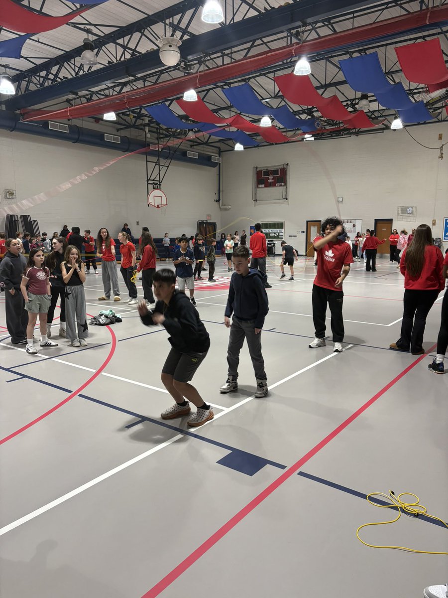 MrPONeill_TOIS's tweet image. TOIS 5th graders having fun and learning all about @OTDoubleDutch team from OTHS @camatotois #SpartanLegacy