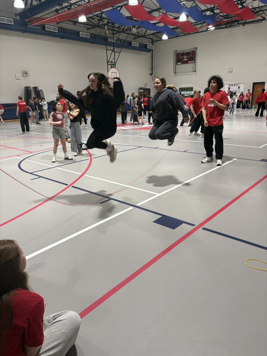 MrPONeill_TOIS's tweet image. TOIS 5th graders having fun and learning all about @OTDoubleDutch team from OTHS @camatotois #SpartanLegacy