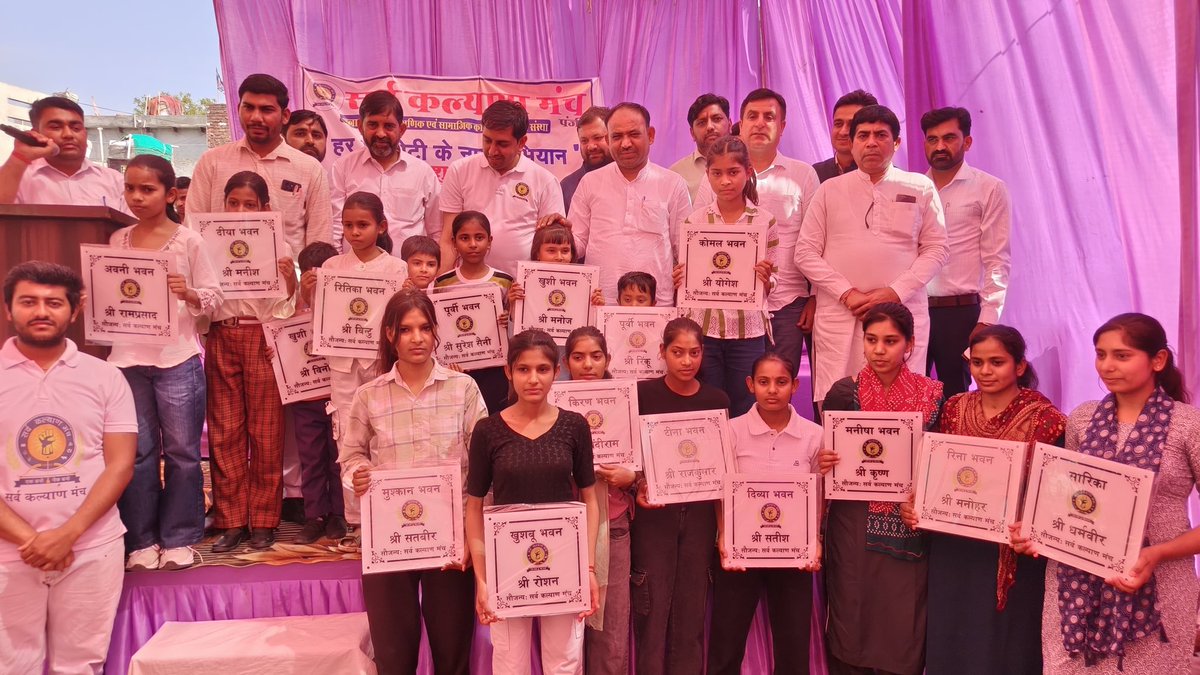 sarvkalyan's tweet photo. गांव ढाणी खुशहाल में मंच की भिवानी टीम के द्वारा नवरात्रि के पावन पर्व पर हर घर बेटी के नाम अभियान के अंतर्गत लगाई गई बेटियों के नाम से नाम पट्टिका।। आप सभी इस अभियान से जुड़े।। @sarvkalyanmanch @team_naveen_kaushik_ @team_naveen_kaushik_ ⁦@Annapurna4BJP⁩ https://t.co/8wjppHiDJk