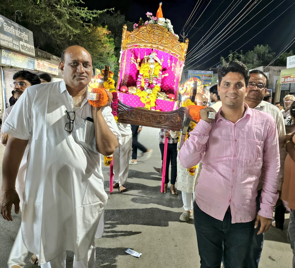 आज बड़वानी मे साईं बाबा की विशाल पालकी यात्रा मैं सम्मिलित होकर बाबा का आशीर्वाद लिया...।।
जय साईं राम