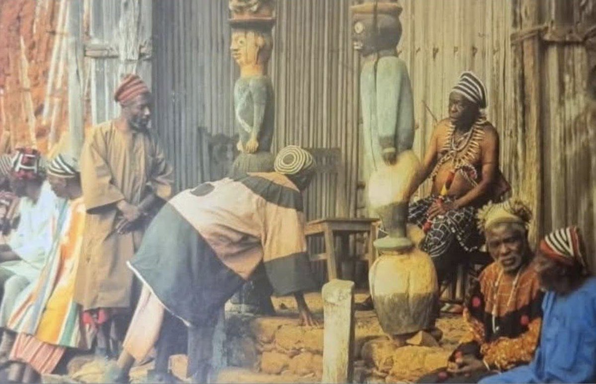 GraffiPikin's tweet image. 𝐕𝐈𝐍𝐓𝐀𝐆𝐄 𝐆𝐑𝐀𝐅𝐅𝐈 🇨🇲

Guess which fondom this photo is from:

A - Ndop
B - Oku 
C - Bafut
D - Kom
Just guess! It’s okay if you don’t know!
#Grassfields #Graffi #Bamenda