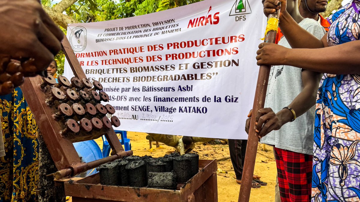 IrMihigo's tweet photo. À Katako 🇨🇩, dans le groupement de Senge, femmes et hommes s’unissent pour produire des briquettes biomasse.

💬 “Main dans la main, produisons notre charbon” 🤝🔥

Une vraie appropriation locale. ♻️

#ChaBoDu #RDC #NIRAS #GIZ
@Enabel_en_RDC @UNCDF @pnudfr @PNUDRDC @FAOclimate https://t.co/P1YWhjfTI7