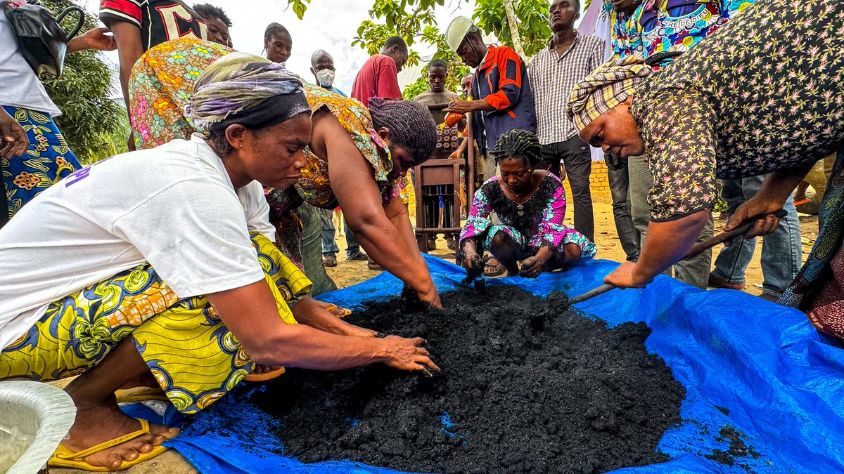 IrMihigo's tweet photo. À Katako 🇨🇩, dans le groupement de Senge, femmes et hommes s’unissent pour produire des briquettes biomasse.

💬 “Main dans la main, produisons notre charbon” 🤝🔥

Une vraie appropriation locale. ♻️

#ChaBoDu #RDC #NIRAS #GIZ
@Enabel_en_RDC @UNCDF @pnudfr @PNUDRDC @FAOclimate https://t.co/P1YWhjfTI7