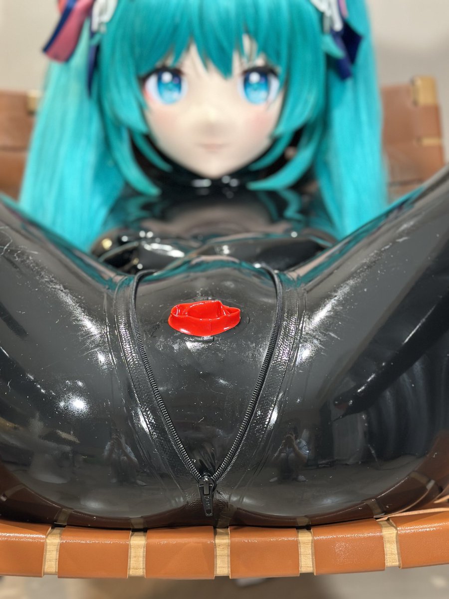 Rheinmodel's tweet photo. 呐~

📷：@LiChengHuan0612
 #latex 
#kigurumi
 #rubberfu https://t.co/bFfoZZ4FRL