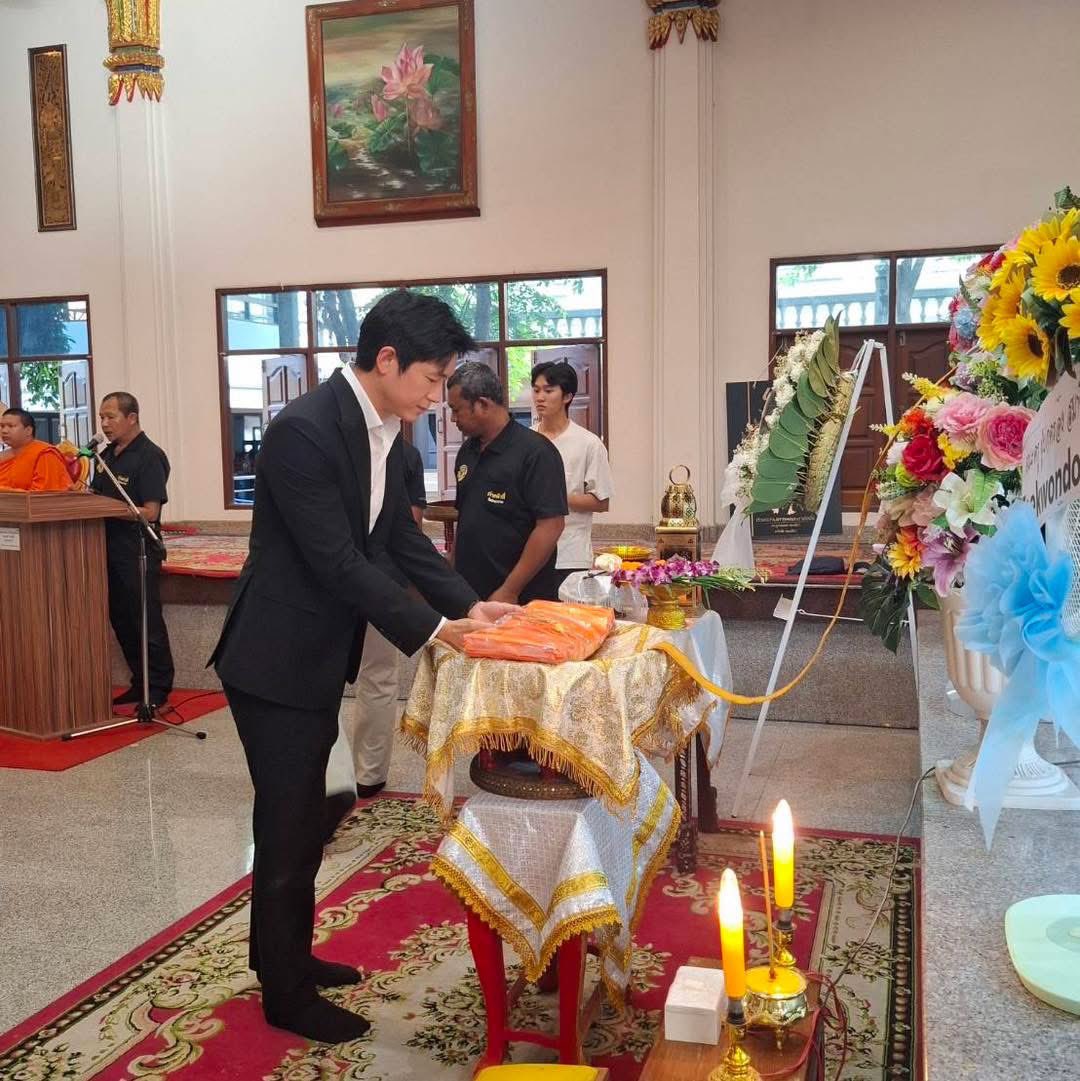 ผมได้รับเกียรติเป็นประธานถวายผ้าไตร ในงานสวดพระอภิธรรม นายธีรพงษ์ สุวงศ์ ณ วัดสะแกงาม ขอร่วมแสดงความอาลัยและเสียใจกับครอบครัวผู้สูญเสียครับ