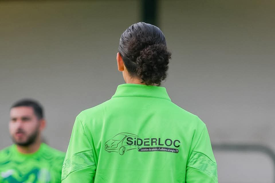 excelsiorvirton's tweet image. 🚨 Nous avons reçu les tenues d’échauffement des joueurs (t-shirts et pulls).

Elles sont désormais disponibles à la boutique du club ainsi qu’en ligne.

Merci à SIDERLOC, présent sur nos équipements.

👉 Boutique en ligne :
revirton.be/shop

#REV #Virton #Boutique