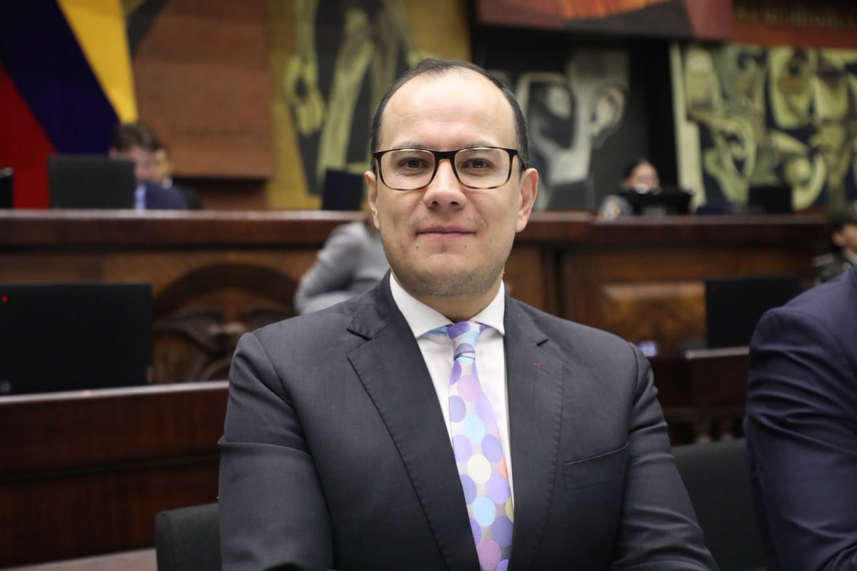 AsambleaEcuador's tweet photo. #AsambleaEc2026 #Sesión81 
@NielsOlsen solicita dar paso al tercer punto: 
➡️Conocer y resolver el informe para segundo debate del Proyecto de Ley Orgánica Reformatoria a la Ley Orgánica de Educación Superior (Unificado). #ReformaLOES https://t.co/QAazAAKDsT