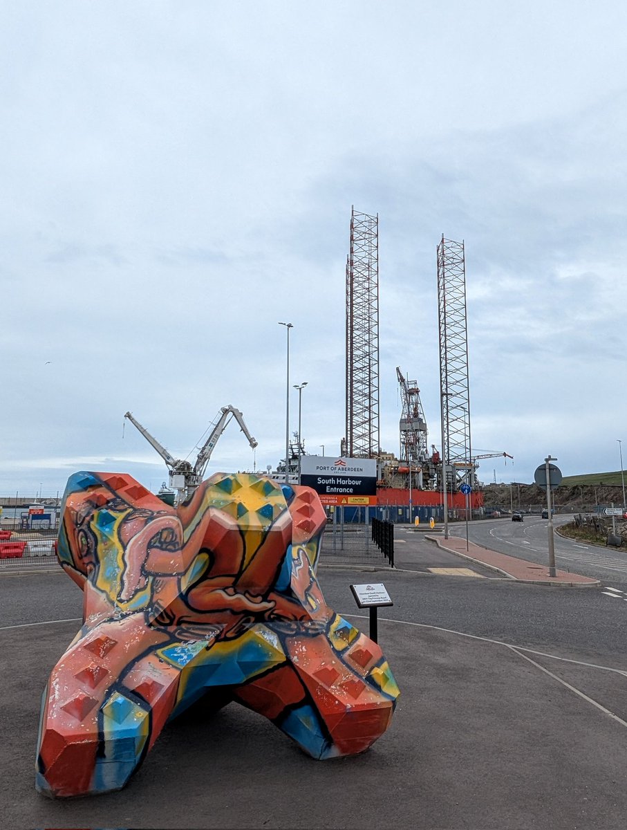 JimiJimirae's tweet photo. Escape from the rig, for a wee wander...👣💡🏗️🌊🚦
#Torry #Aberdeen #JustWalkIt https://t.co/uLtPHhXsym