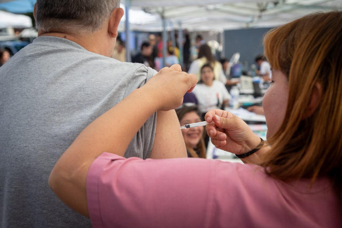 QuilmesMuni's tweet photo. 🙌 Llevamos adelante un nuevo operativo #QuilmesCerca en #VillaLujan, donde las y los vecinos se acercaron para gestionar trámites y recibir asesoramiento sobre servicios de distintas áreas municipales.

#SeguimosParaAdelante ☀️💜 https://t.co/LpKZFvLnio
