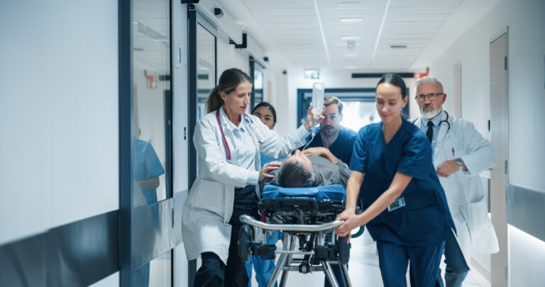 Medicina de Urgencias: del “limbo administrativo” a la consolidación de “la mayor red de seguridad del SNS”

<a href="/sanidadgob/">Ministerio de Sanidad</a> ratifica el programa de #Urgencias y rescata del "limbo" a 20.000 médicos: las claves de la nueva especialidad

gacetamedica.com/profesion/mir-…