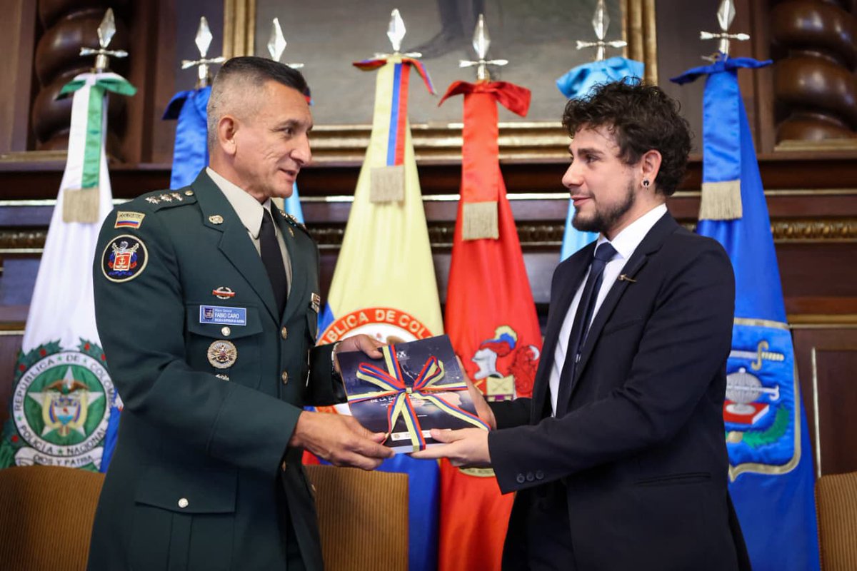 Hoy, la Academia Diplomática y la Escuela Superior de Guerra, dimos cierre al Curso de Agregados Militares y Secretarios de Agregadurías Militares. 1/3

<a href="/EsdegCol/">Escuela Superior de Guerra Colombia</a> | <a href="/DuqueHarol/">Harol Gonzalez</a>