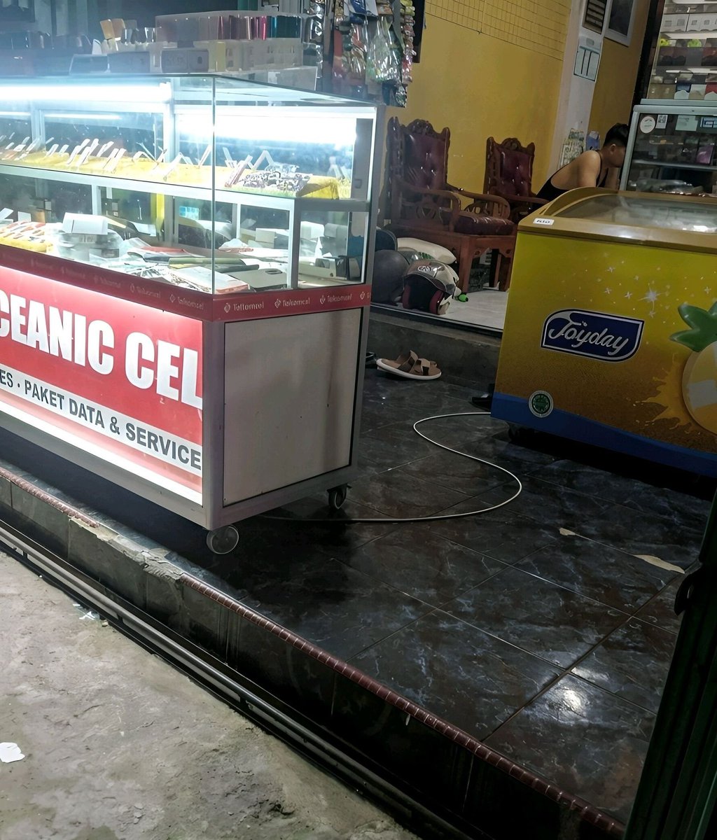 uyiemomes's tweet photo. Pulang main diperjalanan mau isi pulsa, eh abangnya manis begini, pentilnya kemana2, pengen bgt gw kenyotin. Sayang ada anak bininya dibelakang lagi nonton tv, mental gw juga belom seberani @eksibadi11 😔 https://t.co/wXlUZWBfNx