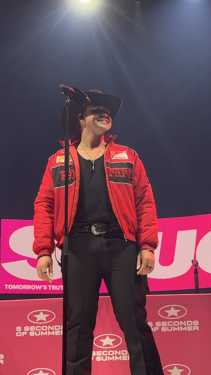 5SOST0URUPDATES's tweet photo. Cowboy Ashton during the press conference today via efytscarousels!

#BelfastIsAStar #EASBelfast #EASTour https://t.co/LbT9Rgoj5f