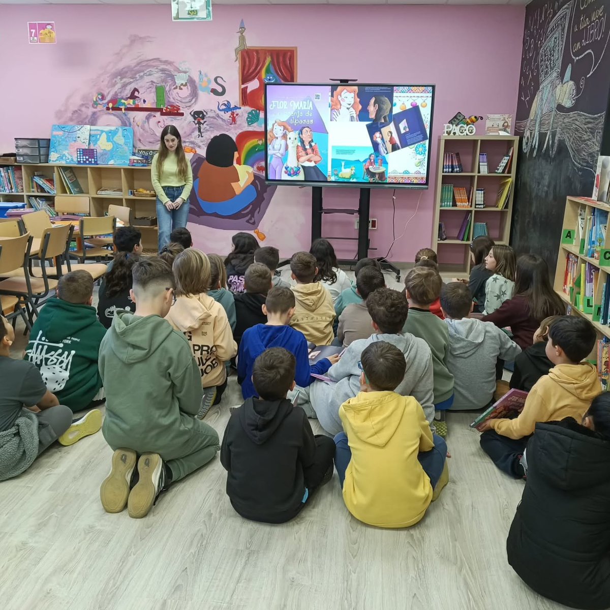 Hoxe, a escritora Alba Santiago, autora de *El hogar de Enma* e *Flor María y su granja de alpacas*, veu presentar este último libro aos alumnos de 4.º de Primaria. 
Durante a visita, o alumnado tivo a oportunidade de coñecer á autora e a súa obra.