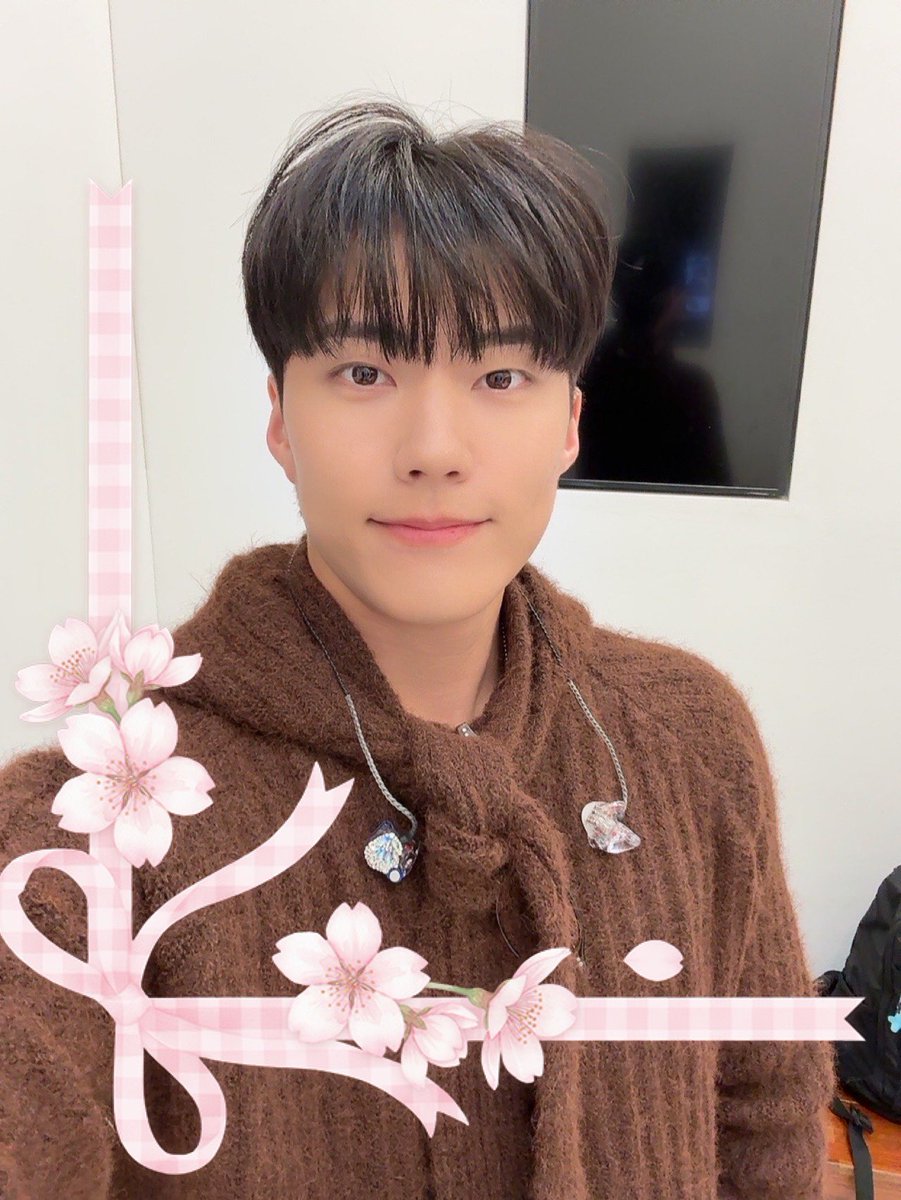 ┈♡୨୧ ℍ𝕒𝕡𝕡𝕪 𝕌𝕡𝕤 𝔻𝕒𝕪 ୨୧♡┈

해피 버스데이,제업🌸🌸
오늘 하루 세상에서 누구보다 행복하게 미소지으며 지낼 수 있길 바라요

#박제업 #ParkJeup
#제업로드 #jeupload 
#THEKH
#HappyUpsDay
#해피버스데이🎂