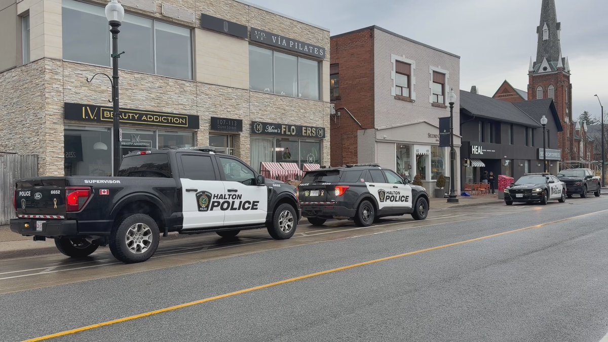 Media371's tweet image. .@HaltonPolice investigating an attempted smash-and-grab robbery at #Oakville Jewellery on Lakeshore Road East this afternoon. The owner spotted suspects approaching (carrying sledge hammers) and quickly shut the security gate. Staff also deployed a noxious substance, causing the
