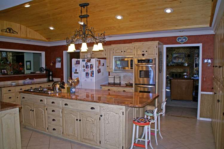 KimJContractor's tweet photo. Total kitchen transformation! 💪 Updated cabinetry, fresh finishes, and improved lighting create a brand new space. 

Let’s get started on yours! 📞 806-358-7954 🔗 https://t.co/nn6IfeJXY0

#KitchenUpgrade #RemodelLife #CustomHomes #AmarilloTX https://t.co/Ue9vi5Vpon