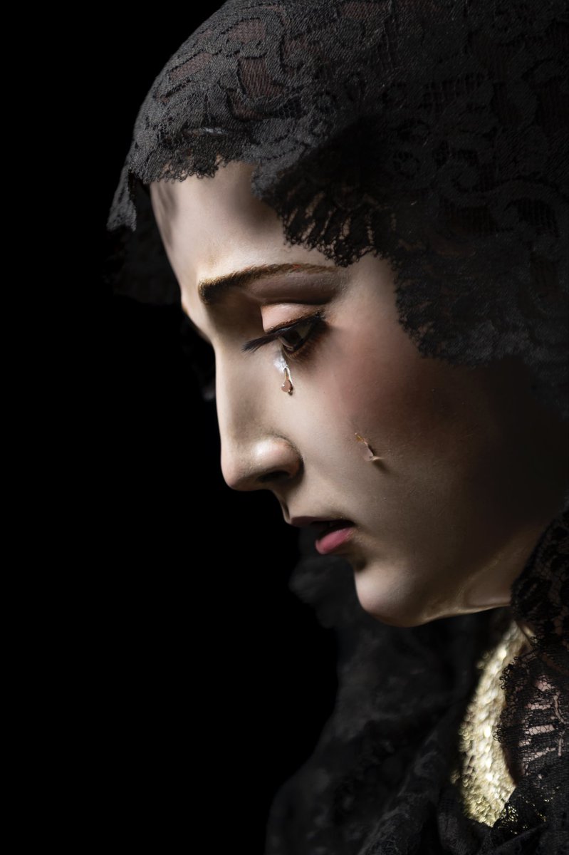 𝑽𝑰𝑬𝑹𝑵𝑬𝑺 𝑫𝑬 𝑫𝑶𝑳𝑶𝑹𝑬𝑺

“Estaba la Madre dolorosa
Junto a la cruz llorosa
En que pendía su Hijo.
Su alma gimiente
Contristada y doliente
Atravesó la espada”

Nuestra Señora de los Dolores en su Amparo y Misericordia, ruega por nosotros.

#CofradíasMLG