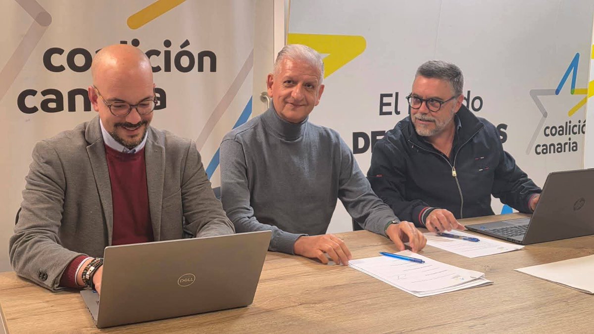 orotavaCC's tweet photo. Comité local de Coalición Canaria del mes de Marzo 🤍🩵💛🧑🧑🧒🧒🫱🏼🫲🏽
Seguimos trabajando por nuestro municipio y nuestros vecinos y vecinas 👏🏼🇮🇨
#ComiteLocal #CoalicionCanariaLaOrotava
#TrabajoEnEquipo @FLinares2023 https://t.co/TW4EwzvrLY