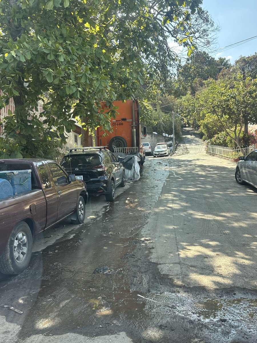 gaaz76's tweet photo. @alcaldia_ss @CAMSanSalvador @marioduran Alcalde AYUDA XFAVOR, al final de la calle Puntarenas en la colonia Costa Rica D5 hay un gran desorden. Cabezal y carros abandonados, taller mecánico que opera sin permisos y obstruyen el paso libre a diario.
El agua que desecha la comunidad de arriba, se estanca y es insalubre https://t.co/7AqCNQusOK