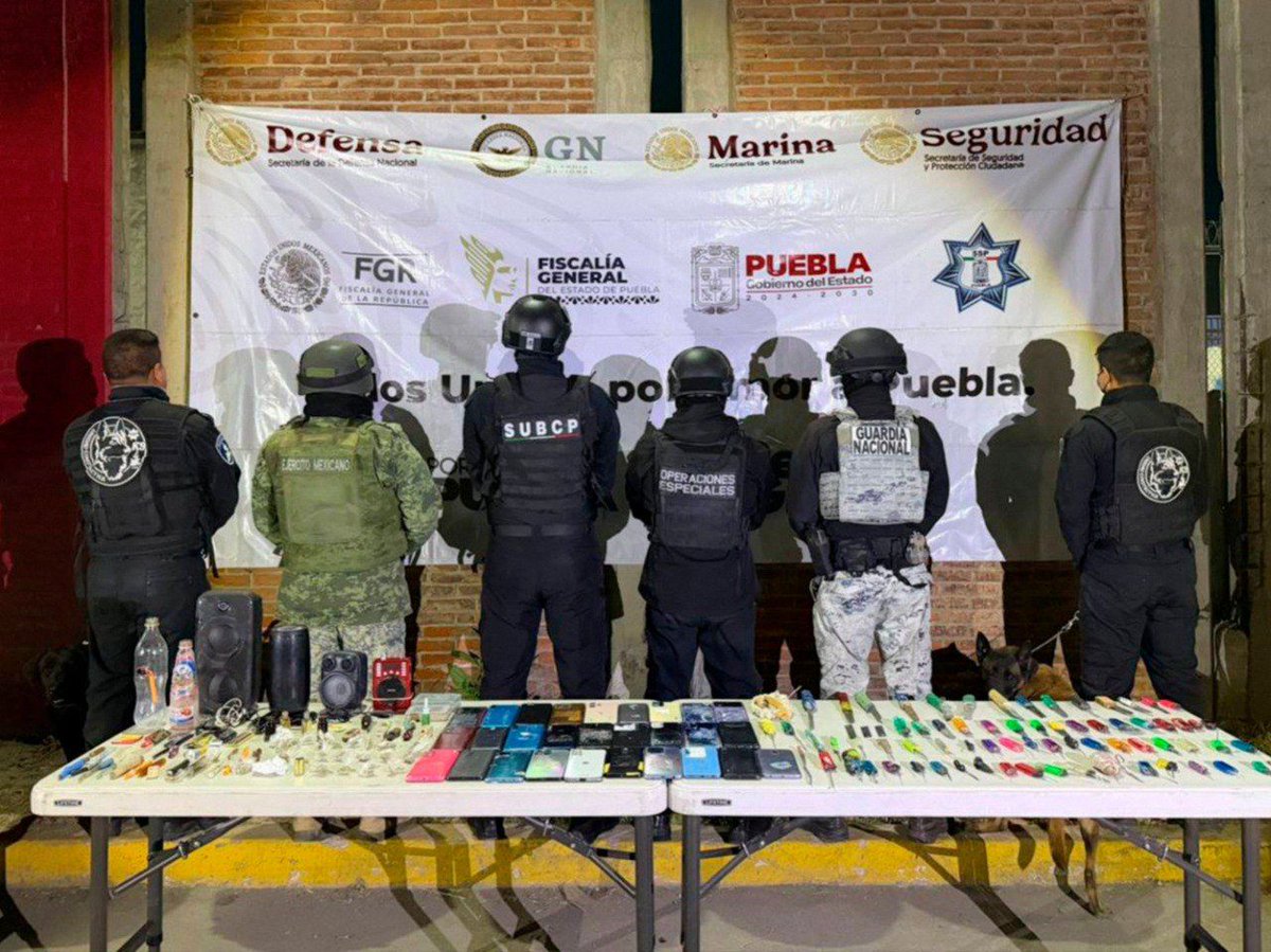 soyluisgabriel1's tweet photo. 🚨⛓️ Autoridades trasladaron a 15 internos del Cereso de #Pueba al penal de Tepexi y, durante una revisión, aseguraron 75 objetos punzocortantes, 28 celulares y 24 recipientes para consumo de drogas. https://t.co/u7SSjJw4aU