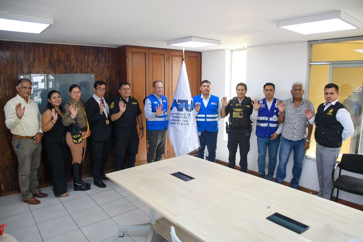 ATU_GobPeru's tweet image. 🚔🚍 𝐀𝐜𝐜𝐢𝐨𝐧𝐞𝐬 𝐚𝐫𝐭𝐢𝐜𝐮𝐥𝐚𝐝𝐚𝐬 𝐜𝐨𝐧𝐭𝐫𝐚 𝐥𝐚 𝐢𝐧𝐟𝐨𝐫𝐦𝐚𝐥𝐢𝐝𝐚𝐝 𝐩𝐨𝐫 𝐒𝐞𝐦𝐚𝐧𝐚 𝐒𝐚𝐧𝐭𝐚.

La #ATU, #PNP, #Sutran y la Fiscalía unen esfuerzos para reforzar operativos y combatir el transporte público informal en estas fechas,
