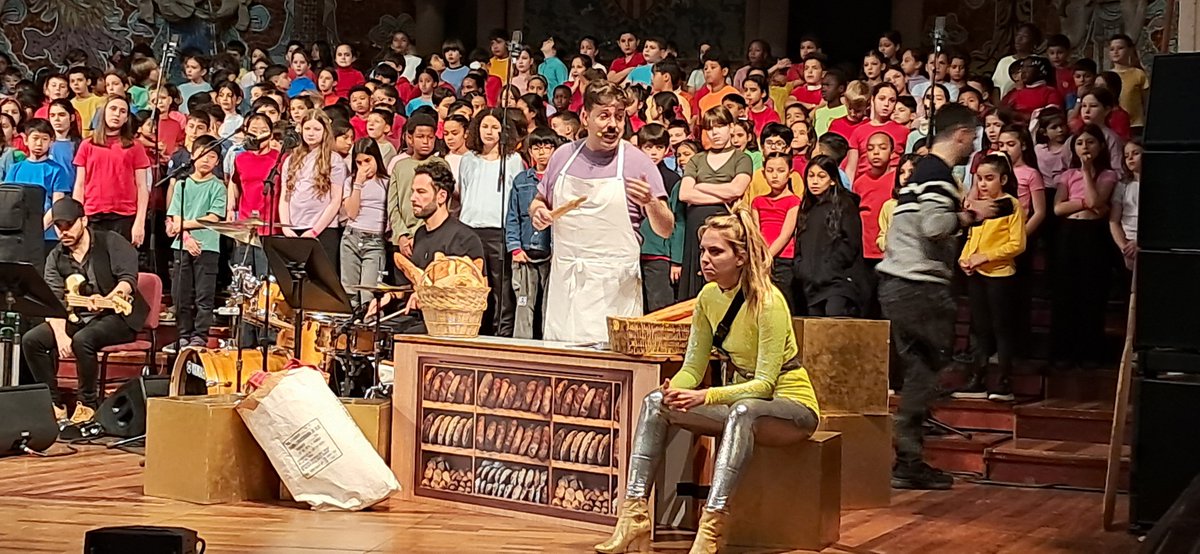 Enhorabona als i les nostres cantaires i a <a href="/PalauVincles/">Palau Vincles</a> . Gràcies també a les famílies que ens heu pogut acompanyar! Gran espectacle que ha arribat a un bon destí.
#palamusicacatalana
#musicasocial
#musicaperatothom
#lamusicaensfacreixer