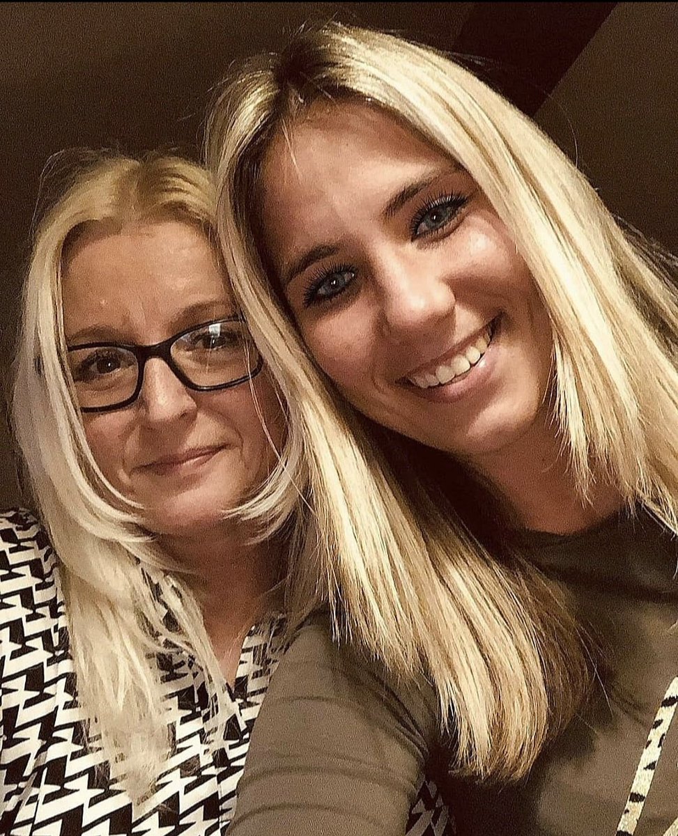 Lindsayy tweet media