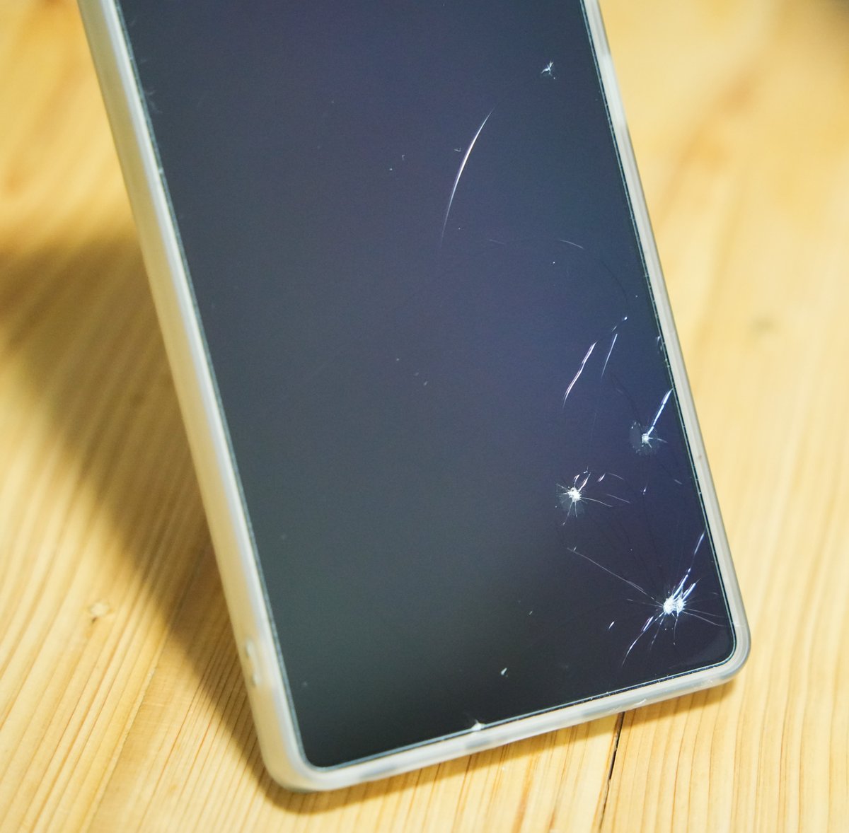 hedhu's tweet image. ウォーキング中、後ろから来る車を避けようと走ったら背中のぽっけから落ちたスマホ #S25Ultra
全俺が絶望した。