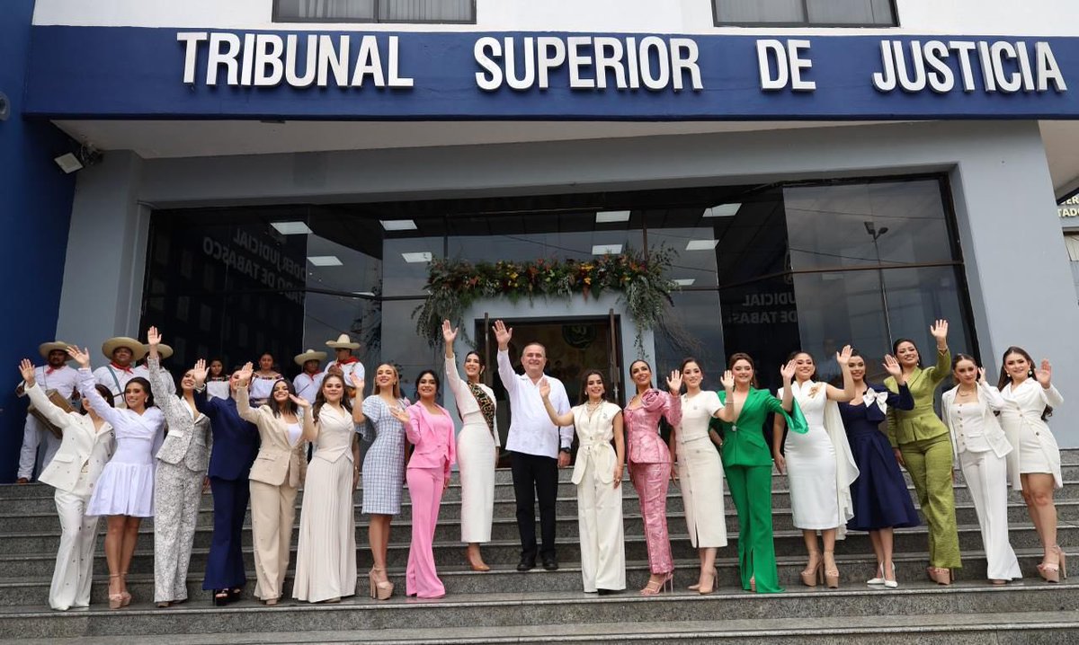 tsj_tabasco's tweet photo. En un ambiente de entusiasmo y orgullo por nuestras tradiciones, el Tribunal Superior de Justicia abrió sus puertas para recibir a las 17 jóvenes representantes de los municipios que participan en la Feria Tabasco 2026 y a la Flor de Oro 2025, María Fernanda Palma Miramontes.

El magistrado presidente, Carlos Efrain Reséndez Bocanegra les dió la bienvenida a las bellas jovencitas a la casa de la justicia del pueblo de Tabasco.

Como parte de la visita, el magistrado Dorilián Moscoso López compartió una reseña del mural institucional “Ley, Respeto y Libertad”, para posteriormente tener un encuentro con los servidores judiciales en el auditorio Antonio Suárez Hernández.

Con la presencia de la coordinadora del Voluntariado, la licenciada Paola Hernández de Reséndez, magistrados y personal administrativo, el titular del Poder Judicial subrayó que la Feria Tabasco trasciende como celebración, al ser una de las expresiones más significativas de la identidad estatal, donde convergen tradiciones, cultura y el sentido de comunidad que fortalece la convivencia, la paz y la unidad social.

Exhortó a las jóvenes a asumir con orgullo y responsabilidad el papel que representan, al recordarles que no solo portan el nombre de sus municipios, sino también el espíritu, la historia y los sueños de su gente. 

Durante el acto, se dio la bienvenida especial a María Fernanda Palma Miramontes, Flor de Oro 2025, originaria de Balancán, quien por segundo año consecutivo regresó a este recinto, evocando que, así como ella, en un año, una de las actuales participantes volverá con la misma distinción.

El magistrado presidente resaltó que este encuentro, que se realiza como parte del recorrido institucional que las jóvenes realizan por los Poderes del Estado, fortalece el respeto y reconocimiento hacia las instituciones públicas.

Al término a cada una de las participantes se les entregó una fotografía de arte popular en laboratorio digital como recuerdo de su participación en la máxima fiesta de los tabasqueños.